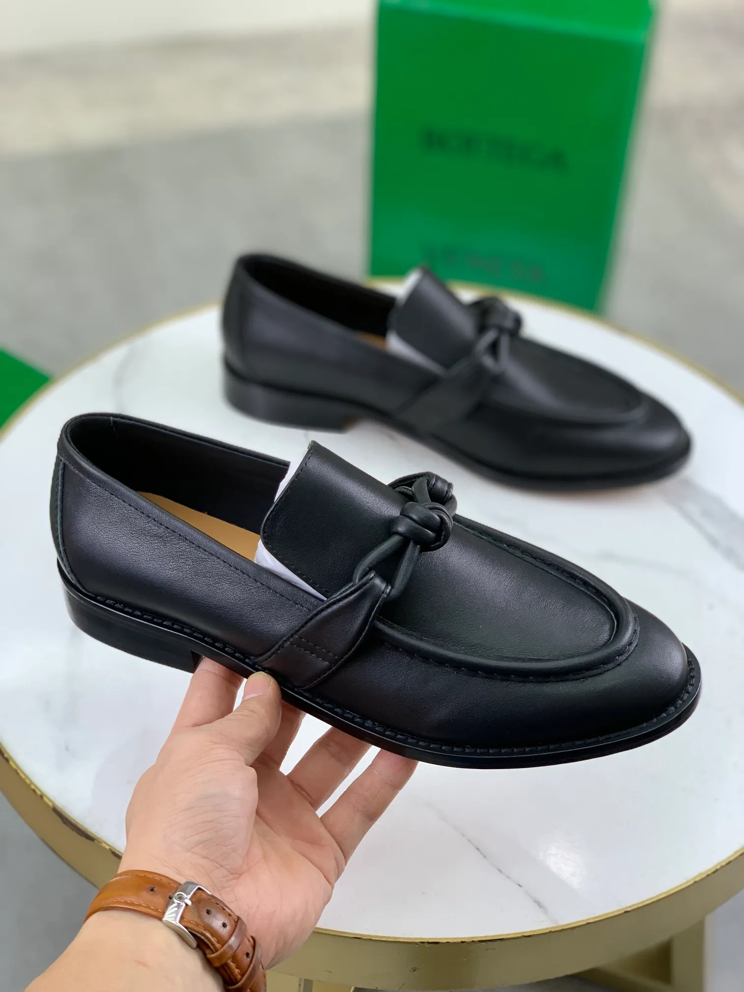 Men's shoes 💰P820 [New model] (genuine leather outsole) water-dyed cow lining 💰High-quality business couple leather shoes 💎💎💎 BOTTEGA VENETA official website synchronizes the latest top version of BV in the market, accept material comparison, shoe type comparison, process comparison, practical and textured, versatile and suitable for any occasion, the more you look at it, the more flavorful it becomes. Purely hand-knitted craftsmanship - Upper material, calfskin imported from Italy 🇮🇹 - High-quality water-dyed cowhide lining - Original private model customized leather outsole -Size: Female 35-39 (40 ordered) Male 39-44 (38 45 can be customized) Color: Multiple colors available